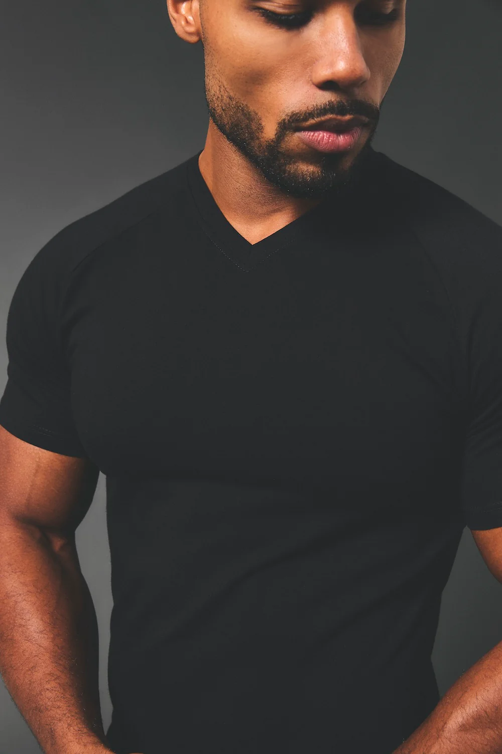 Muscle Fit V-Neck in Black - Image 4