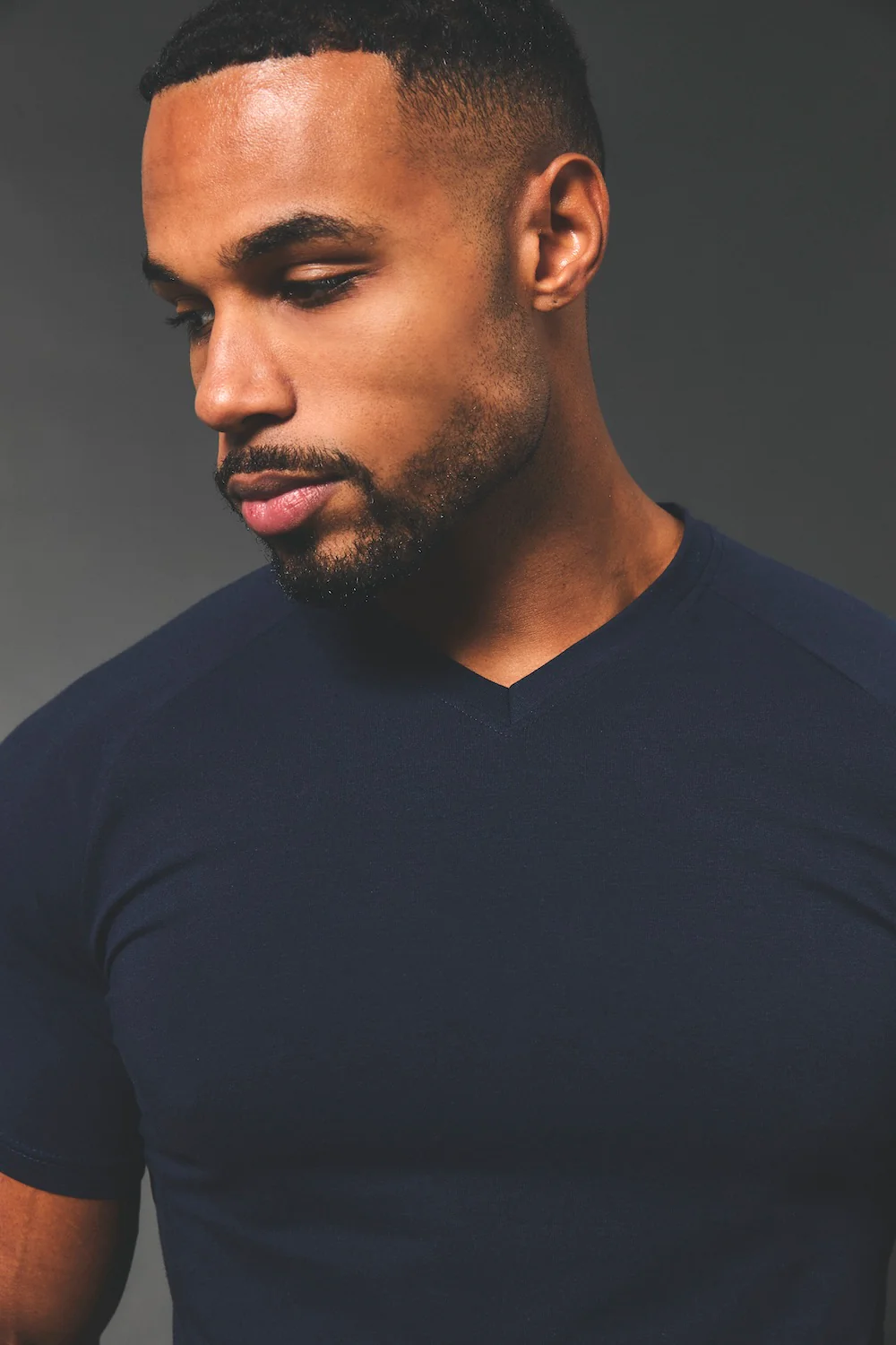Muscle Fit V-Neck in Navy - Image 3