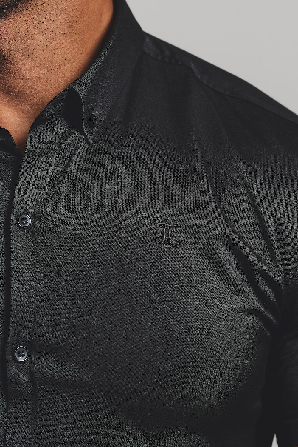 Muscle Fit Short Sleeve Signature Shirt in Black - Image 5